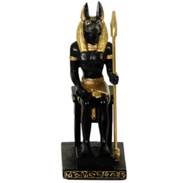 Ägyptischer Gott Anubis sitzend im Stuhl