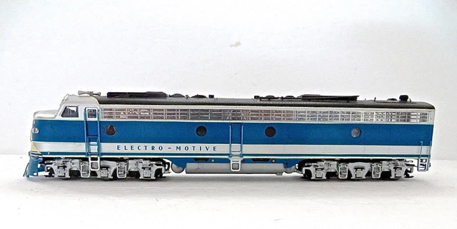 HO Scale LifeLike ELECTRO-MOTIVE E8/9 Powered Demonstration Diesel DC Operation HO Scale LifeLike ELECTRO-MOTIVE E8/9 Powered Demonstration Diesel DC Operation