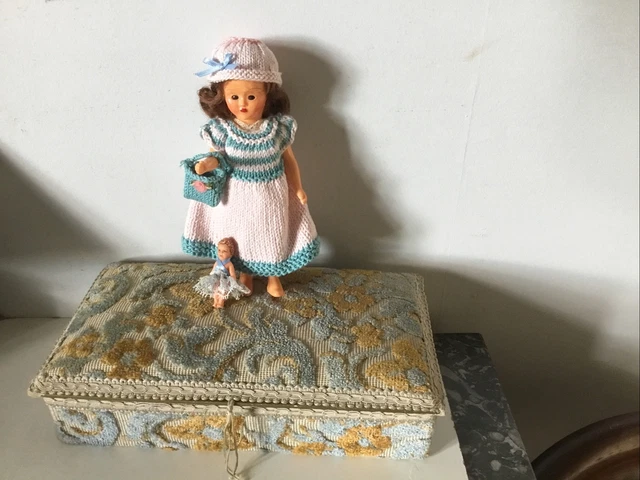 Deux poupées jumelles mignonnettes anciennes en biscuit, robes