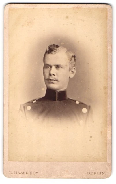 Fotografie L. Haase & Comp., Berlin, Unter den Linden 62-63, Soldat in Uniform