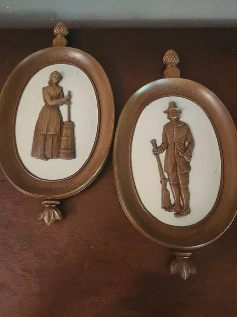 Par de placas modernas vintage Syroco Pioneros coloinal de mediados de siglo