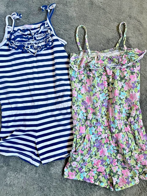 Due 2 tute estive per vacanze al mare per ragazze età 6 anni in ottime condizioni