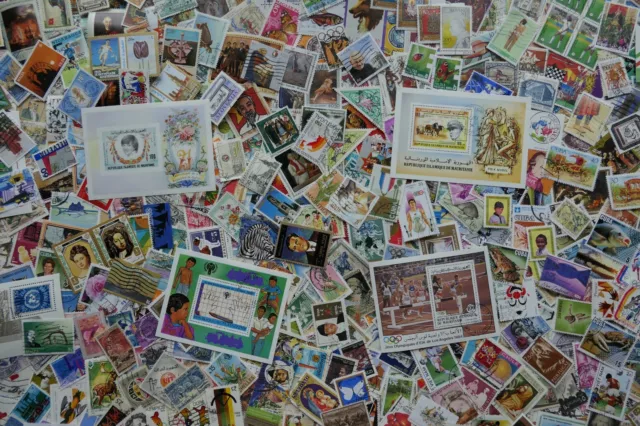 (LOT-VRAC 407) 1000 très beaux timbres du monde (photo dans le texte)