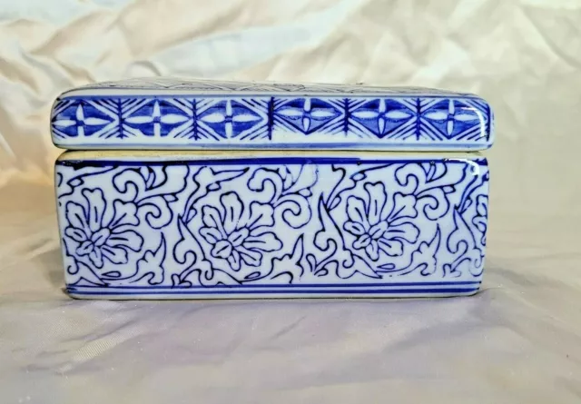 Chinese Antique Blue and White Porcelain Box With Vines and Flowers