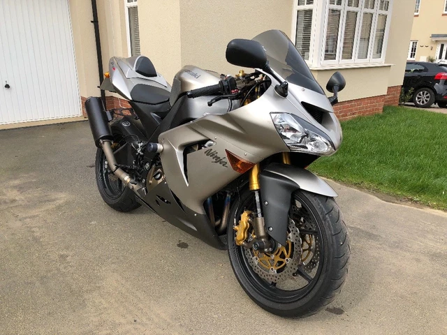 KAWASAKI ZX10R 2005 C2H (only done 14,045 miles) £4,250.00