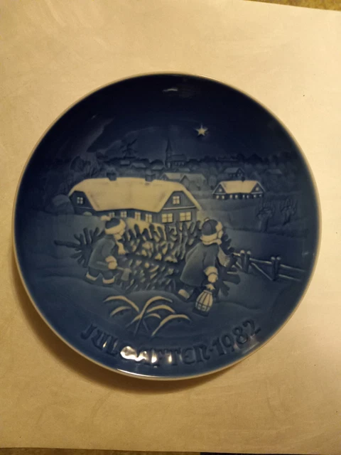 Bing & Grondahl-Jule After 1982 Christmas Plate-The Christmas Tree