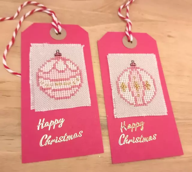 VERKAUF - Handgefertigte Kreuzstiche Weihnachtsgeschenk-Etiketten X 2
