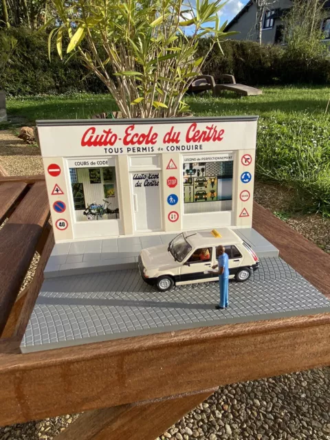 Diorama Renault Super 5 Auto Ecole Cadeau Abonné 1/43