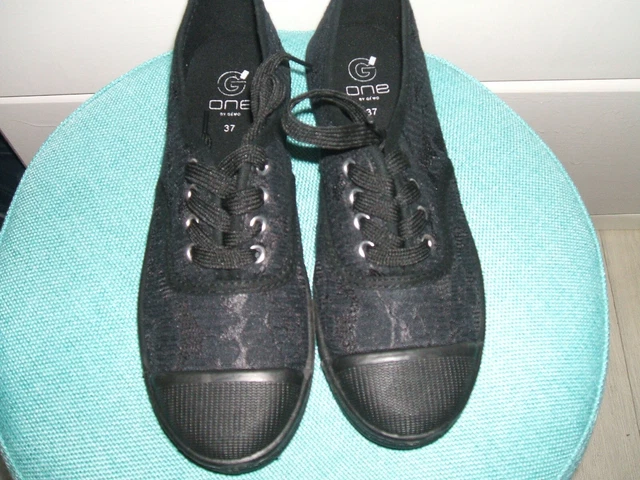 Une Paire De Tennis Femme Taille 37