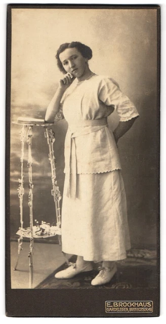 Fotografie E. Brockhaus, Gardelegen, Bahnhofstrasse 43, Junge Frau in weißer Kl