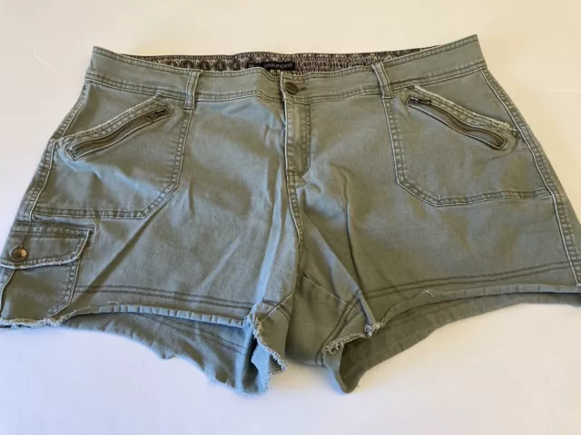 Maurices Women’s Plus Moss Green Stretch Twill Zip Pocket Twill Shorts Sz 20