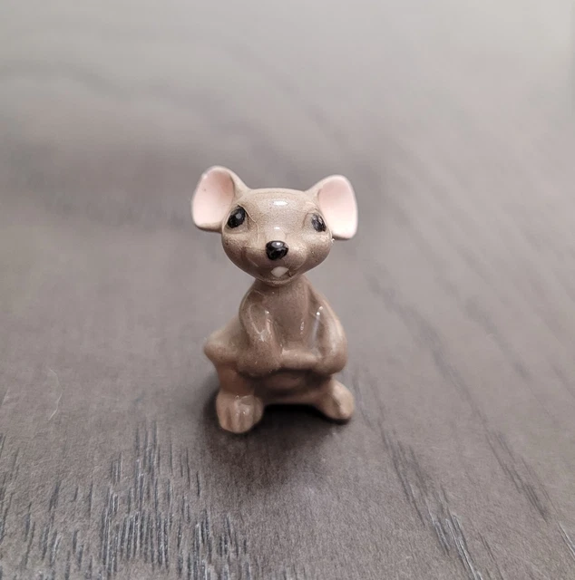 Miniature Porcelain Mouse Figurine Holding Tail Hagen Renaker 1" tall