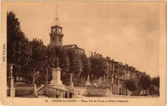 CPA DIGNE-les-BAINS Place Pré-de-Foire et Statue Gassendi (683531)