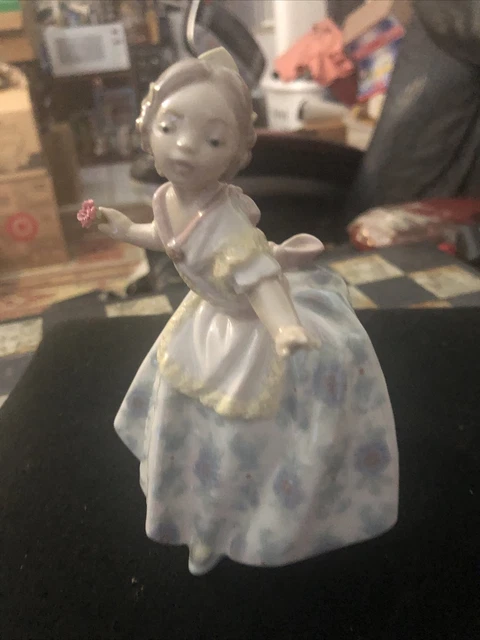 Lladro Carmencita Figurine Woman Dancing Girl with Flower #5375 Made in Spain