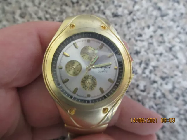 Mens Unique Quartz Chronographic Gold Watch