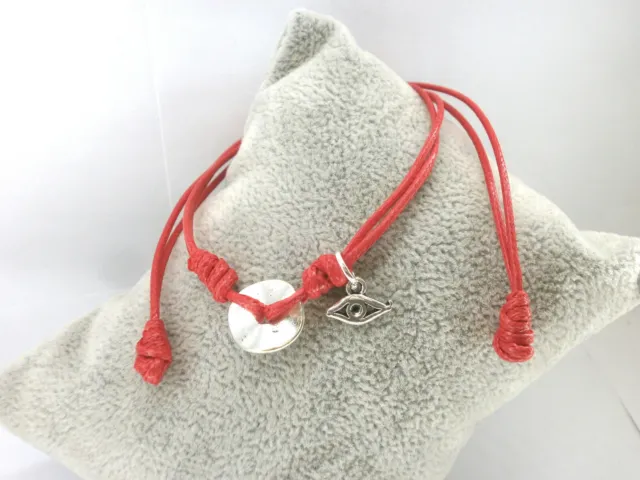 Pulsera "Abril"  charm karma en plata tibetana con hilo rojo