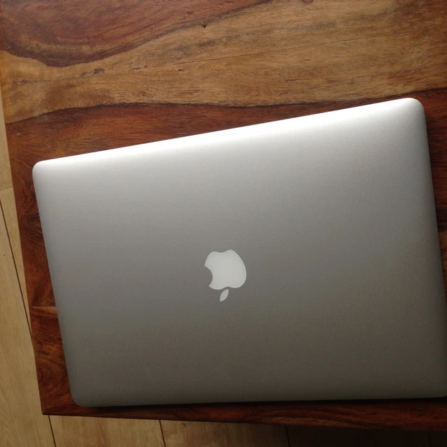  Apple MacBook Pro A1398 15" 2,2 GHz / 16 GB RAM difettoso per ricambi / riparazione 