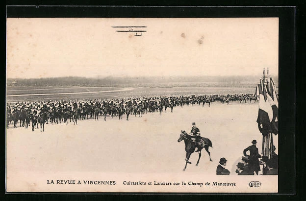 CPA Vincennes, La Revue - Cuirassiers et Lancers sur le Champ de Maneuvre