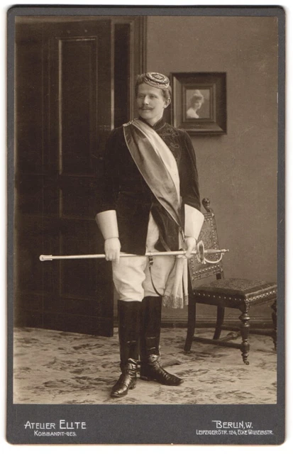 Fotografie Atelier Elite, Berlin, Leipzigerstr. 124, Student in vollem Wichs mi