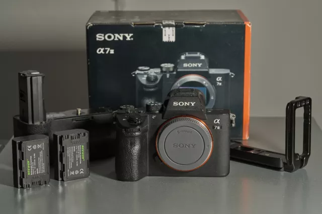 Sony Alpha A7 III ILCE-7M3 mit Vertikalem Griff, L-Winkel, 2 Akku (Zubehörpaket)