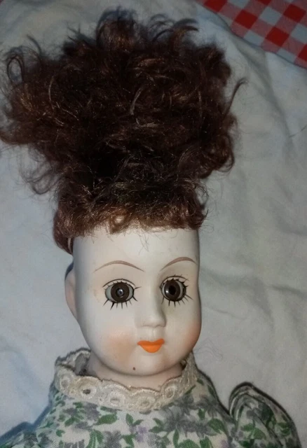 Poupée Ancienne ,Tête, Pied,Main En Porcelaine, Corps en Tissu De Lin Signée