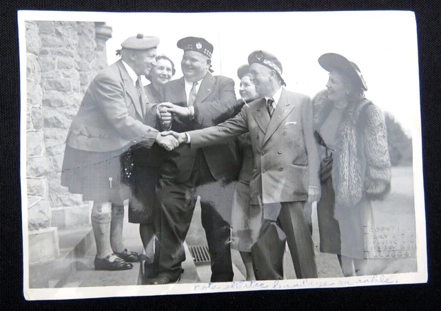 Scottish Singer Comedian SIR HARRY LAUDER 1947 Photo With Laurel & Hardy at Home Scottish Singer Comedian SIR HARRY LAUDER 1947 Photo With Laurel & Hardy at Home