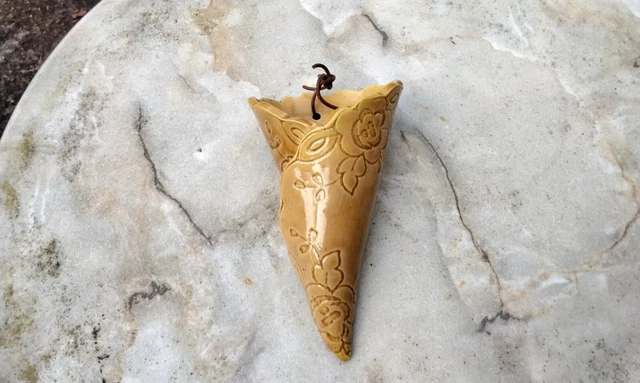 Jolie Petite Bouquetiere En Faïence Ancienne