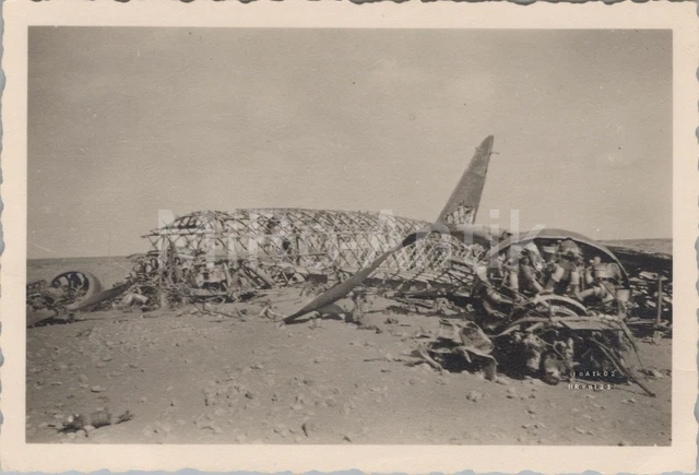 FOTO, A. NACHL X.Heiß, (DAK), ausgebranntes Flugzeug, Tobruk Afrika, XT ...