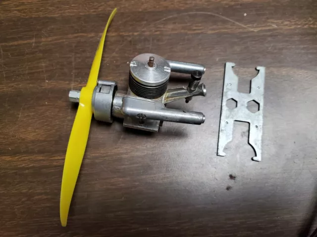 Gilbert 11 motor & Tornado 40c nylon propeller airplane model engine yellow prop Gilbert 11 motor & Tornado 40c nylon propeller airplane model engine yellow prop