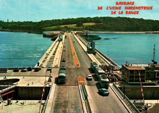 Le barrage de l'usine maremotrice de la Rance avec autobus