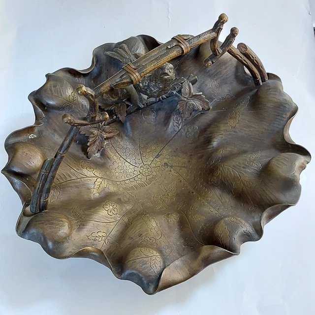 panier en bronze, oiseau, branches, martelé, décoratif