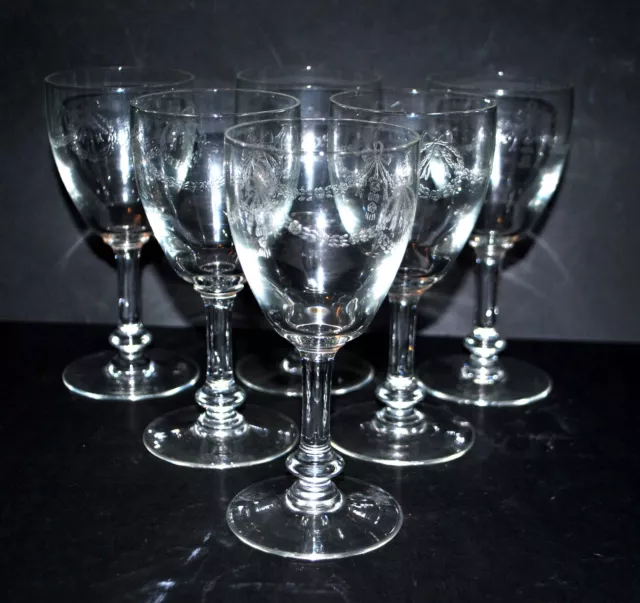 Série de 6 verres à pied en verre gravé à l'acide - décor nœuds de rubans et ...