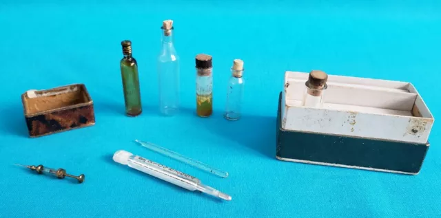 antikes Zubehör Apotheke Arzt Spritze Thermometer Glas um 1900 Puppenstube
