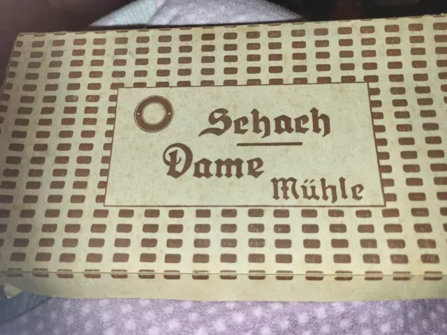 Altes Schach Dame Mühle Spiel mit Pappfiguren
