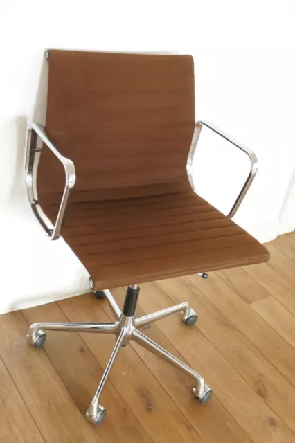 Vitra EA 117 Bürodrehstuhl Hopsak braun Eames Aluminium