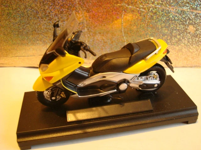 Yamaha T Max Giallo - 1:18 WELLY Su Piastra di Base