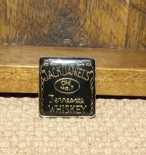 Jack Daniels Label Old No. 7 Brand Tennessee Sour Mash Whiskey Lapel Pin