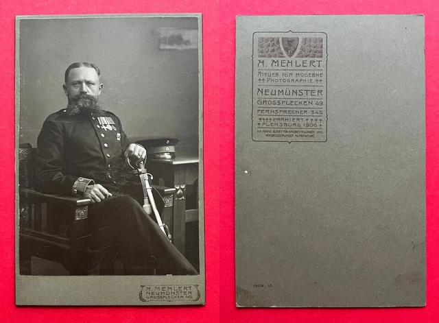 grosses Militär CdV Foto NEUMÜNSTER um 1900 Soldat mit Ordensspange    ( F21519