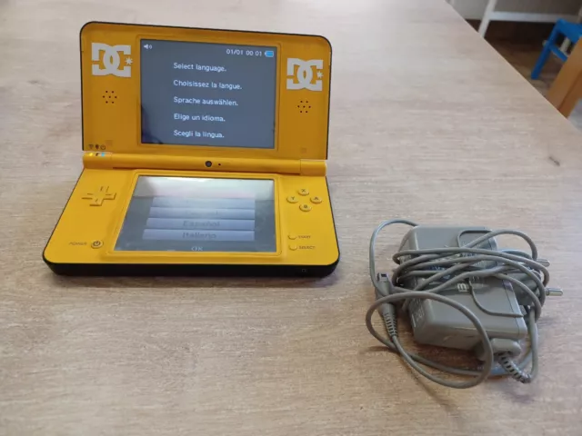 Nintendo DSi XL console jaune et noir avec chargeur officiel