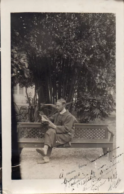 BL925 Carte Photo vintage card RPPC Homme assis lecture journal banc parc malade