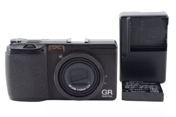 RICOH GR DIGITAL IV 10.4 MP Digital Camera w/ Battery & Charger F/S from JAPAN