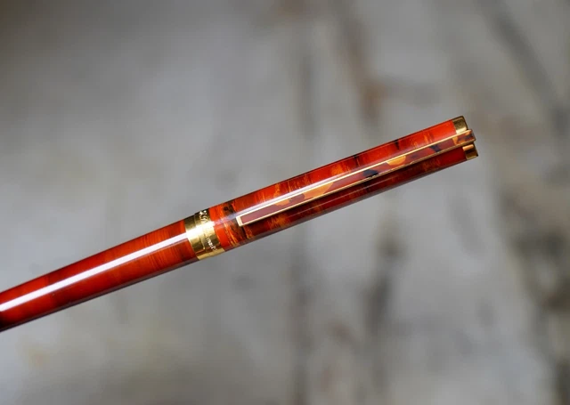 Stylo Plume S.T. Dupont Laque De Chine Rouge - Plume Or Massif 18 Carats - Occasion