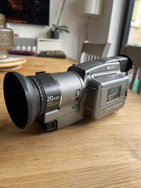 Camescope Sony DCR-VX700E 3 CCD - Argenté - Japonais - Avec Zoom 20x