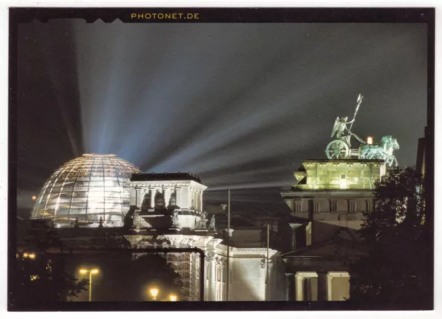 AK Berlin / Reichstag und Brandenburger Tor mit Quadriga bei Nacht