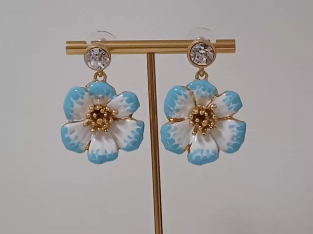 Oscar de la Renta- Boucles d'oreilles- Fleur émaillée en blanc et bleu clair