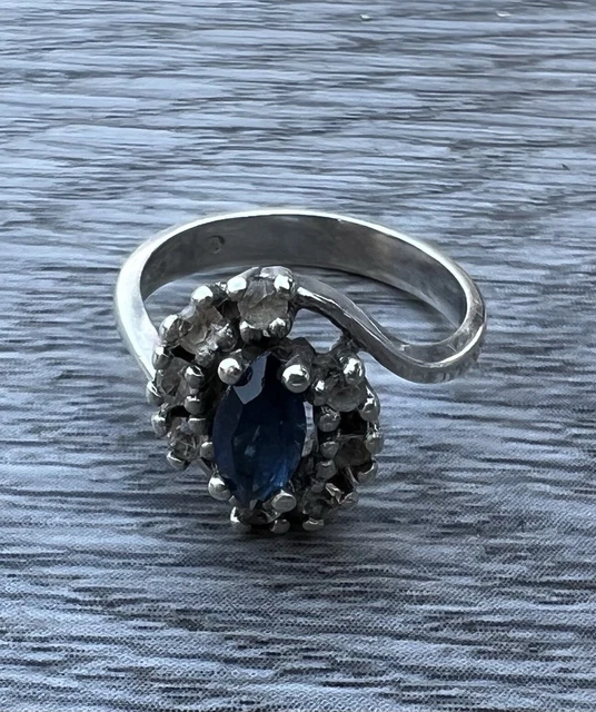 Bague vintage en argent et cristal bleu main image 1