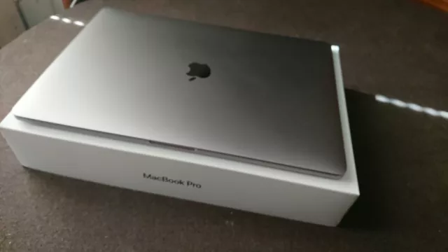 Apple MacBook Pro 2018 15.4" 256GB SSD, Intel Core i7 6core, 2,2 GHz, RAM 16GB