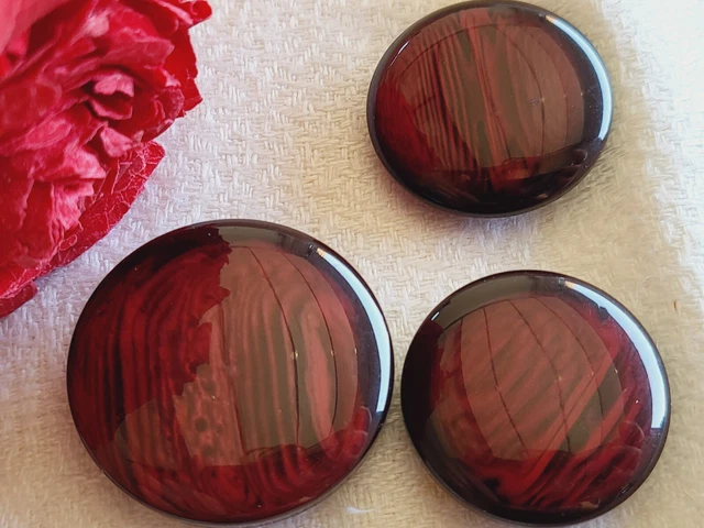 trio  Boutons vintage rouge pied joli 2,2 cm et 2,7 cm à pied ref 629