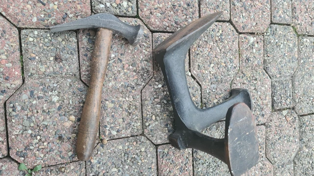 Altes Schusterwerkzeug Dreifuß-Dreibein-Schusterfuß und Hammer,  Gusseisen