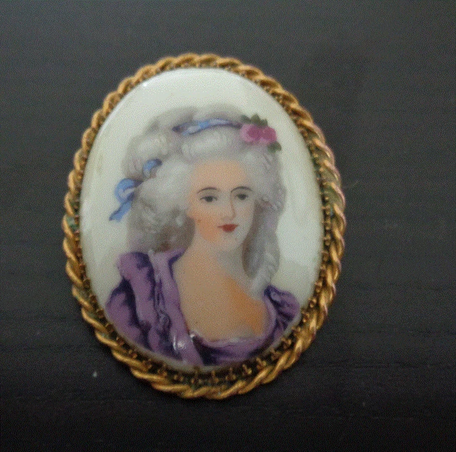 Broche Ancienne En Porcelaine De Limoges - Portrait De Femme Sur Bakélite, Occasion, Pièce Vintage